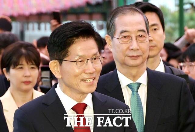 제21대 대통령선거를 앞두고 예비후보 신분으로 기차역에서 명함을 돌린 혐의를 받는 김문수 전 국민의힘 대선후보가 경찰 조사를 받았다. 사진은 지난 5월5일 김문수 국민의힘 대선 후보와 한덕수 무소속 대선 예비후보가 서울 종로구 조계사에서 열린 부처님오신날 봉축법요식에 참석하고 있는 모습./뉴시스