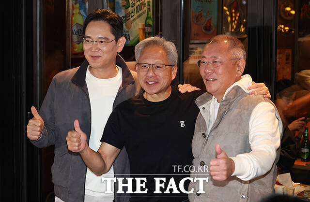 이재용 삼성전자 회장과 젠슨 황 엔비디아 최고경영자, 정의선 현대차그룹 회장(왼쪽부터)이 30일 오후 서울 강남구 삼성동의 한 치킨집에서 '치맥' 회동을 마친 후 인사를 하고 있다. /서예원 기자