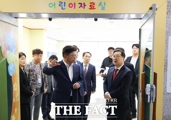 이장우 대전시장이 30일 자치구 방문 네 번째 행사로 대덕구를 찾은 가운데 최충규 대덕구청장과 함께 신탄진도서관을 둘러보고 있는 모습. /대전시