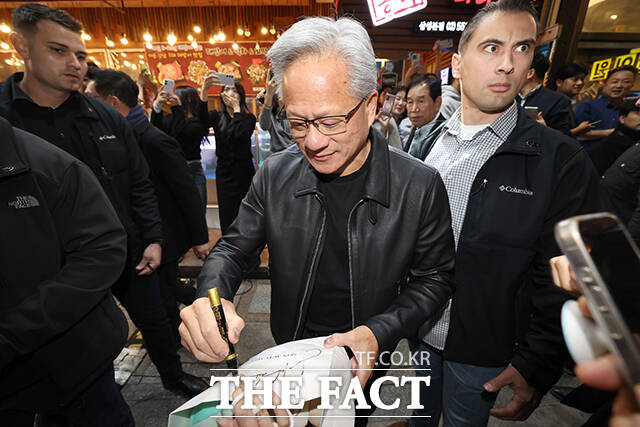 이재용 삼성그룹 회장이 30일 오후 서울 강남구 삼성역 인근 깐부치킨 매장에서 정의선 현대차그룹 회장, 젠슨 황 엔비디아 최고경영자(CEO)과 치킨 회동 중 받은 선물을 공개하고 있다.