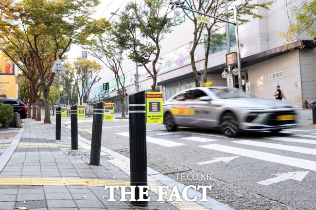 설치된 반사스티커 표지판 모습. /의왕시