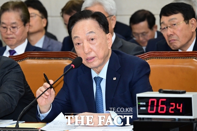 30일 국회 보건복지위원회 종합감사에서는 에이치플러스 양지병원 이사장인 김철수 대한적십자사 회장이 윤석열 정부 시절 베트남 사업 진출 과정에서 특혜를 받았다는 의혹도 제기됐다. 사진은 김철수 대한적십자사 회장이 지난 22일 서울 여의도 국회에서 열린 보건복지위원회의 한국보건산업진흥원 등에 대한 국정감사에 출석해 질의 답변을 하는 모습. /남윤호 기자