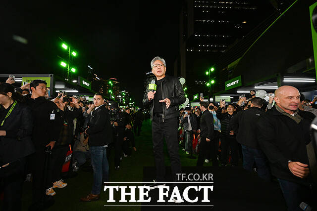 젠슨 황 엔비디아 최고경영자(CEO)가 시민들과 대화를 나누고 있다.