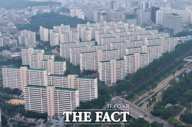 정부가 대출 규제 위반, 집값 띄우기 등 부동산 불법행위가 부동산 시장을 교란하고 있다며 국무총리 산하에 부동산 감독 추진단을 구성키로 했다. /박헌우 기자