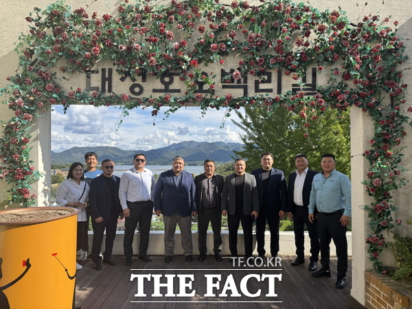 몽골 다르항울아이막 대표단이 대청호자연생태관을 방문한 모습. /대전 동구