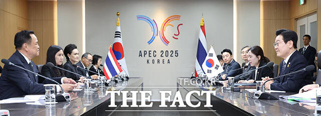 이재명 대통령과 아누틴 찬위라꾼 태국 총리가 30일 경북 경주 APEC 정상회의장에서 양자회담을 하고 있다. /APEC 2025 KOREA & 연합뉴스