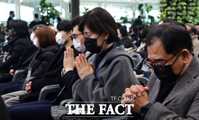 지난 2월 15일 오전 무안국제공항에서 열린 12·29 제주항공 여객기 참사 49재 합동위령제에서 종교의식이 진행되자 유족들이 희생자들의 평안한 안식을 기원하고 있다. /이새롬 기자