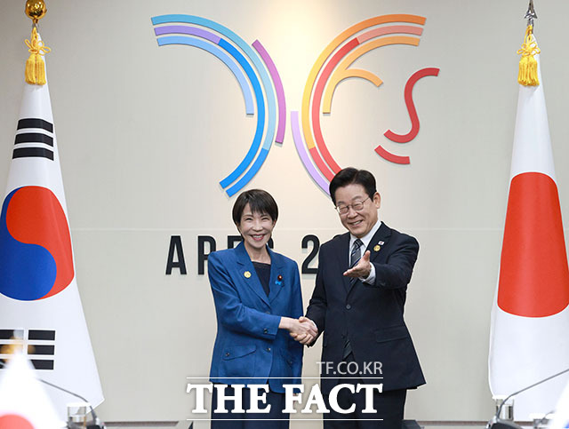 이재명 대통령이 30일 경북 경주 APEC 정상회의장에서 열린 한일 정상회담에서 다카이치 사나에 일본 총리와 기념촬영 후 자리를 안내하고 있다. /APEC 2025 KOREA