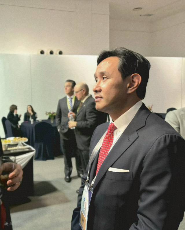 최윤범 고려아연 회장이 지난 29일 오후 경북 경주 예술의전당 화랑홀에서 열린 아시아태평양경제협력체(APEC) CEO 라운드테이블에 참석했다. /고려아연