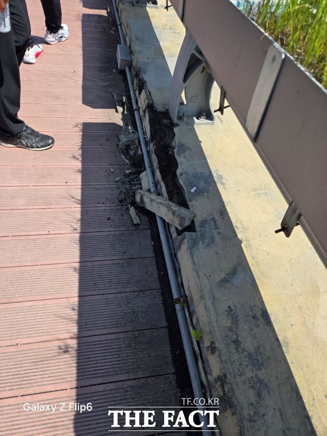 확장인도교 연석부 파손 /경기도