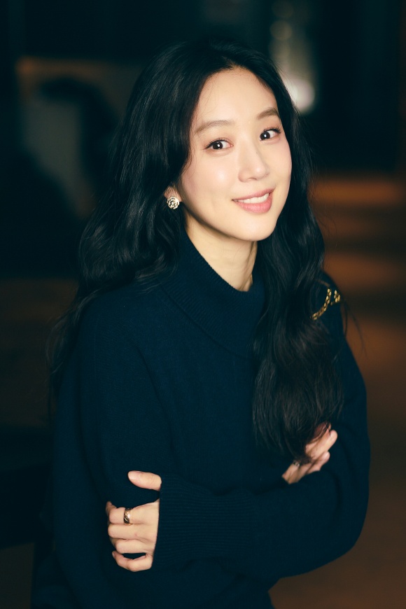 정려원은 하얀 차를 탄 여자에 관해 내려놓을 수 있는 용기를 준 작품이라고 설명했다. /㈜바이포엠스튜디오