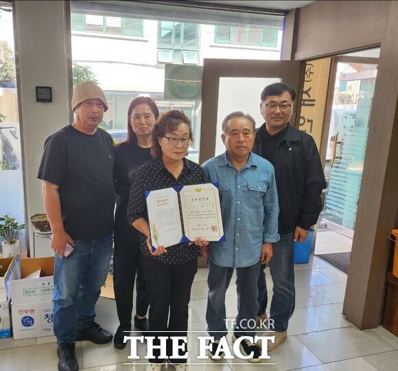 박미화 희망나눔 사랑의 밥차 회장이 30일 한국효문화진흥원의 칭찬·감사 릴레이 대상자로 선정하고 칭찬인증서를 전달했다. /한국효문화진흥원