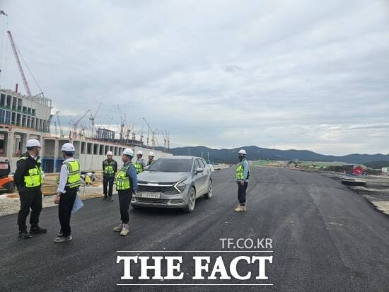 오는 31일 용인반도체 산단을 통과하는 국지도 57호선과 지방도 318호선의 임시 개통을 앞두고 도로 공사 관계자들이 최종 점검에 나서고 있다. /경기도