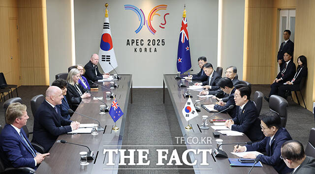 이재명 대통령과 크리스토퍼 럭슨 뉴질랜드 총리가 30일 경북 경주 APEC 정상회의장에서 양자회담을 하고 있다. /APEC 2025 KOREA & 연합뉴스