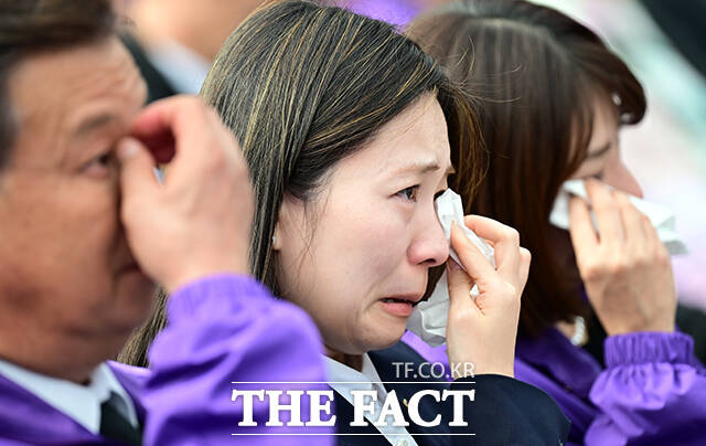이태원 참사 3주기 기억식아 지난 10월29일 오전 서울 종로구 광화문 북광장에서 열린 가운데 한 유가족이 추모사를 들으며 눈물을 흘리고 있는 모습. /임영무 기자