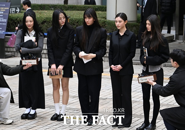 음악레이블 어도어가 30일 그룹 뉴진스의 하니 민지 혜인 해린 다니엘(왼쪽부터)을 상대로 낸 전속계약 유효확인의 소에서 승소했다. 이에 어도어는 뉴진스의 활동 준비를 이미 마쳤고 복귀에 최선을 다하겠다는 입장을 밝혔다./더팩트DB