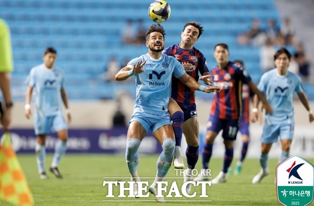 탈꼴찌 경쟁을 펼치는 수원FC-대구FC가 2일 맞대결을 통해 승점 3점 획득을 노리고 있다./K리그