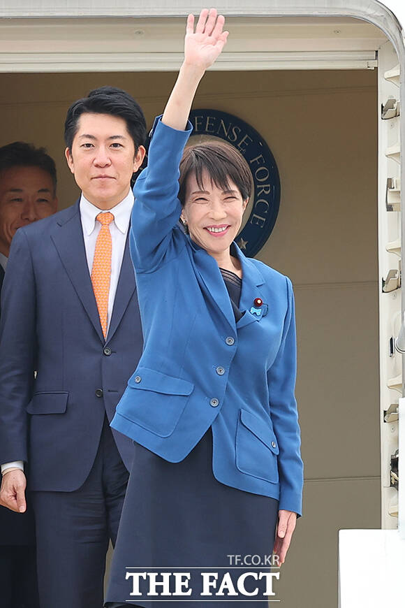 다카이치 사나에 일본 총리가 경주 APEC 정상회의 참석을 위해 부산 김해국제공항으로 입국, 손을 들어 인사하고 있다. /APEC 2025 KOREA & 연합뉴스