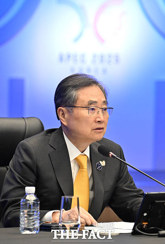 조현 외교부 장관(왼쪽)이 30일 오전 경북 경주시 소노캄 경주 그랜드볼룸에서 열린 2025 APEC 외교통상합동각료회의 개회식에 참석해 개회사를 하고 있다. 오른쪽은 여한구 통상교섭본부장. /청사사진기자단