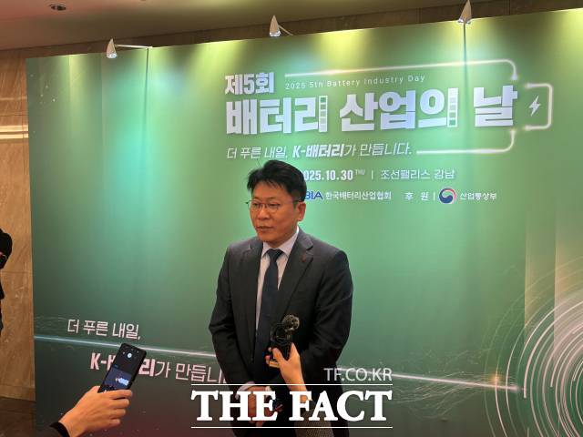 김동명 한국배터리산업협회 회장 겸 LG에너지솔루션 대표이사 사장이 30일 배터리산업의날 행사를 앞두고 취재진 질문에 답변하고 있다. /최의종 기자