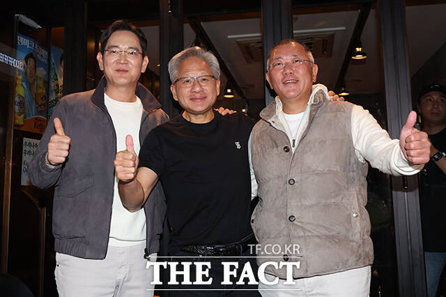 이재용 삼성전자 회장과 젠슨 황 엔비디아 최고경영자, 정의선 현대차그룹 회장(왼쪽부터)이 30일 오후 서울 강남구 삼성동의 한 치킨집에서 '치맥' 회동을 마친 후 인사를 하고 있다. /서예원 기자
