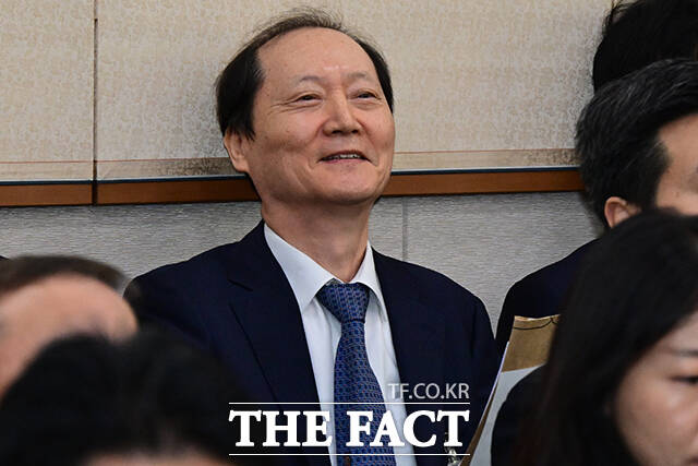 이완규 전 법제처장이 27일 서울 여의도 국회에서 열린 법제사법위원회의 대검찰청에 대한 국정감사에서 증인 선서 거부 사유를 소명한 후 자리에 앉고 있다. /국회=남윤호 기자