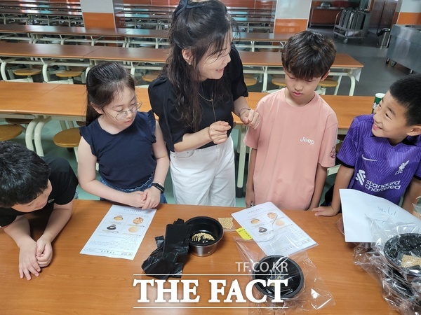 대전장대초등학교 학생들이 NON-GMO 콩나물 만들기 체험을 진행하고 있는 모습. /정예준 기자