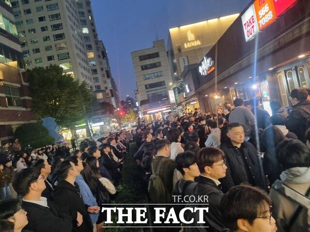 이날 깐부치킨 매장 앞 거리는 취재진과 시민들로 인산인해를 이뤘다. /이성락 기자