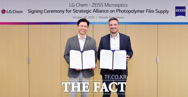 30일 서울 영등포구 LG트윈타워에서 LG화학 전자소재사업부장 고경덕 상무(왼쪽)가 자이스(ZEISS)의 슈테판 회퍼 사업개발총괄과 포토폴리머 필름 사업협력 계약을 체결한 뒤 기념촬영을 하고 있다. /LG화학