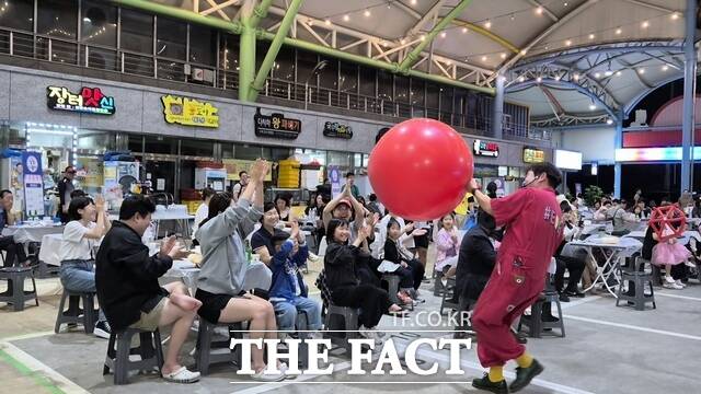 완도군이 달빛 나들이 야시장 행사를 개최하고 있다./완도군