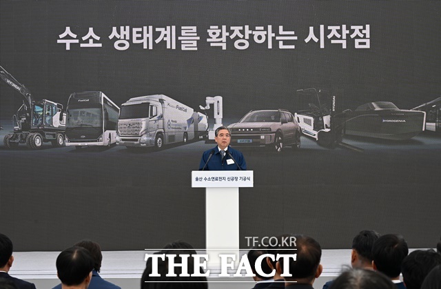현대자동차는 30일 주요 인사 및 관계자 등이 참석한 가운데 울산 수소연료전지 신공장 기공식 행사를 개최했다. 장재훈 현대차그룹 부회장이 환영사를 하는 모습. /현대차