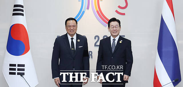 이재명 대통령과 아누틴 찬위라꾼 태국 총리가 30일 경북 경주 APEC 정상회의장에서 양자회담에 앞서 기념촬영을 하고 있다. /APEC 2025 KOREA & 연합뉴스