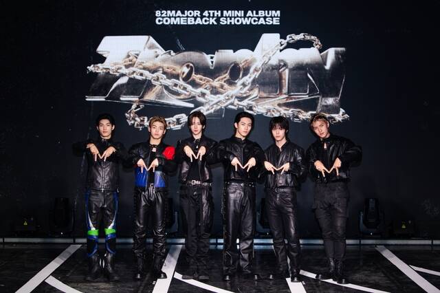 그룹 82메이저의 윤예찬 김도균 남성모 박석준 황성빈 조성일(왼쪽부터)이 30일 서울 일지아트홀에서 열린 네 번째 미니앨범 Trophy 쇼케이스에 참석해 포즈를 취하고 있다./그레이트엠엔터테인먼트