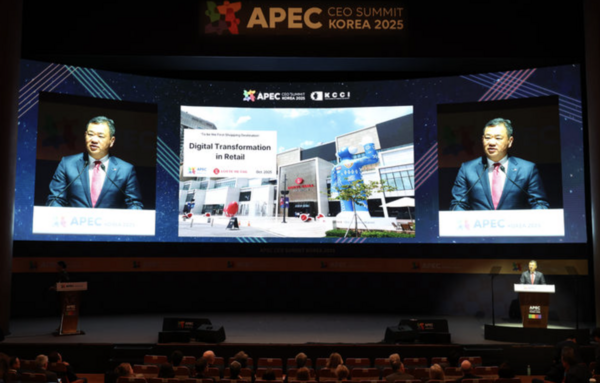 김상현 롯데 유통군 총괄대표 부회장이 지난 29일 경주 예술의 전당에서 진행된 아시아태평양경제협력체(APEC) CEO 서밋 디지털 트랜스포메이션&리테일 이피션시(SUMMIT ‘Digital Transformation & Retail Efficiency) 세션 발표를 하고 있다. /대한상의
