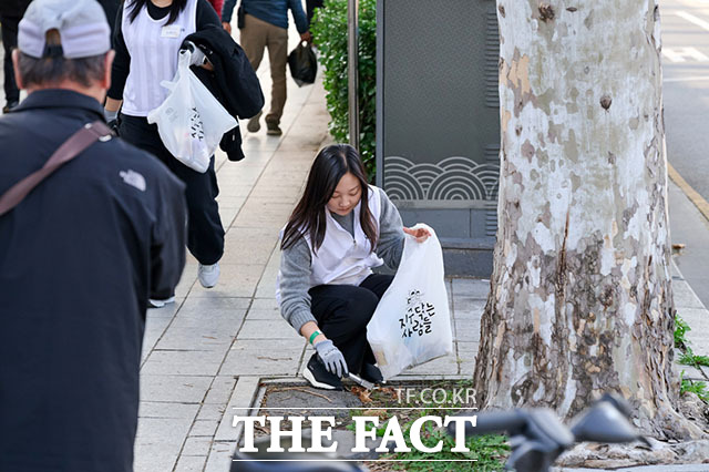 환경 정화 활동하는 BAT로스만스 청년 서포터즈 플로깅 히어로즈 /BAT로스만스