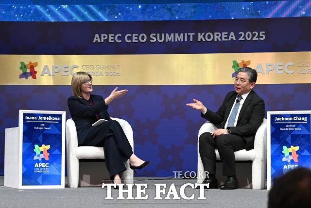 수소위원회(Hydrogen Council) 공동 의장인 장재훈 현대차그룹 부회장(사진 오른쪽)은 수소위원회 CEO 이바나 제멜코바와의 대담을 통해 탄소중립 달성을 위한 수소의 전략적 중요성을 강조했다./현대차그룹