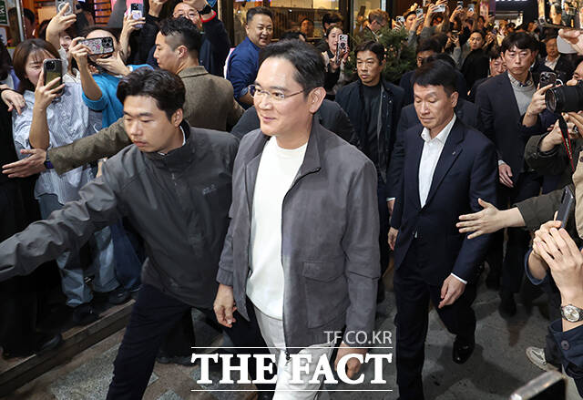 이재용 삼성그룹 회장이 30일 오후 서울 강남구 삼성역 인근 깐부치킨 매장에서 정의선 현대차그룹 회장, 젠슨 황 엔비디아 최고경영자(CEO)과 치킨 회동 중 받은 선물을 공개하고 있다.