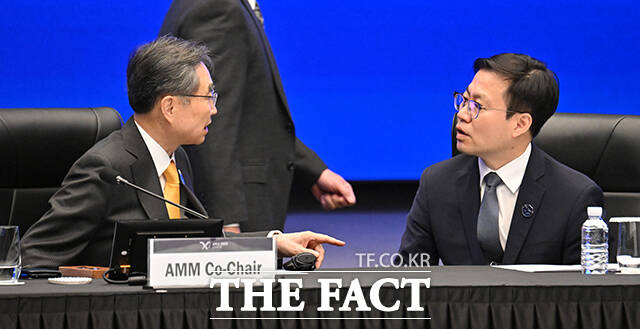 조현 외교부 장관(왼쪽)이 30일 오전 경북 경주시 소노캄 경주 그랜드볼룸에서 열린 2025 APEC 외교통상합동각료회의 개회식에 참석해 개회사를 하고 있다. 오른쪽은 여한구 통상교섭본부장. /청사사진기자단