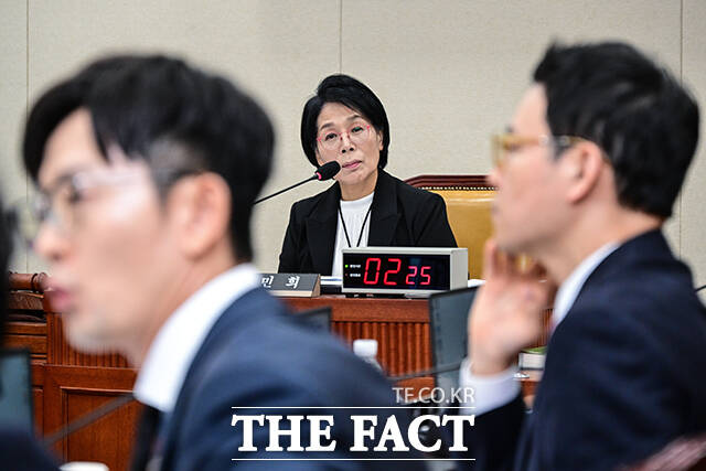 최민희 위원장이 박충권 국민의힘 의원의 발언을 듣고 있다.