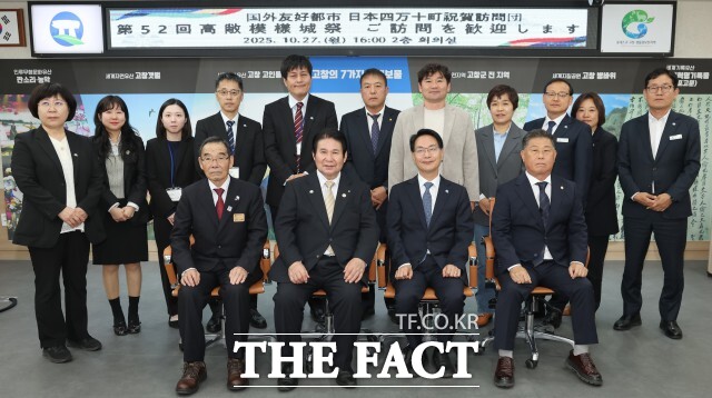 제52회 고창모양성제가 화려하게 개막한 가운데 국내외 자매·우호도시 대표단이 고창을 방문해 축제의 성공을 함께 기원하며 우정을 다지는 뜻깊은 시간을 가졌다. 사진은 일본 시만토정 방문단 /고창군