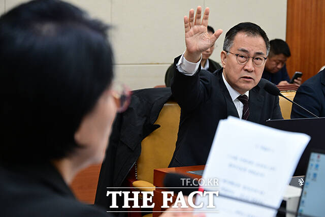 야당 간사인 최형두 국민의힘 의원이 발언권을 요청하고 있다.