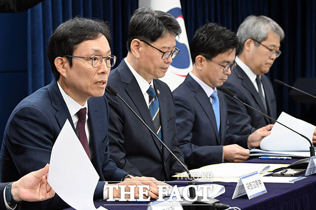 김용수 국무조정실 국무2차장(가운데)이 30일 오전 서울 종로구 정부서울청사에서 열린 부동산 불법행위 대응 관련 관계부처 합동 브리핑에 참석해 발언을 하고 있다. /임영무 기자