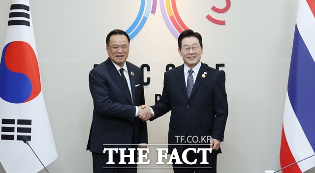 이재명 대통령이 30일 오후 경북 경주 APEC 정상회의장에서 아누틴 찬위라꾼 태국 총리와 정상회담에 앞서 악수를 하고 있다. /APEC 2025 KOREA & 연합뉴스