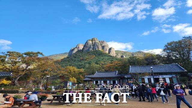 인파가 몰린 대전사에서 바라본 가을의 기암단애. /주왕산국립공원