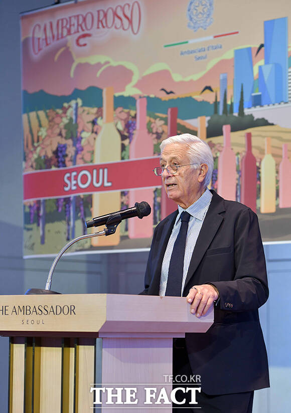 루이지 살레르노(Luigi Salerno) 감베로 로쏘 CEO가 환영사를 하고 있다.