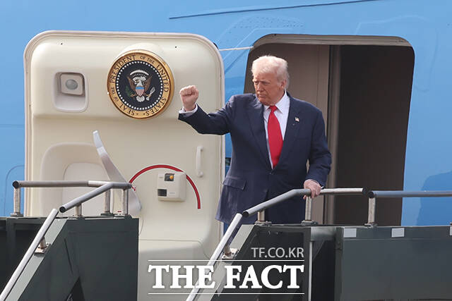 도널드 트럼프 미국 대통령(왼쪽)과 시진핑 중국 국가주석이 30일 오후 부산 김해공군기지 나래마루에서 열린 정상회담을 마친 뒤 회견장을 나서며 대화하고 있다. /APEC 2025 KOREA & 연합뉴스