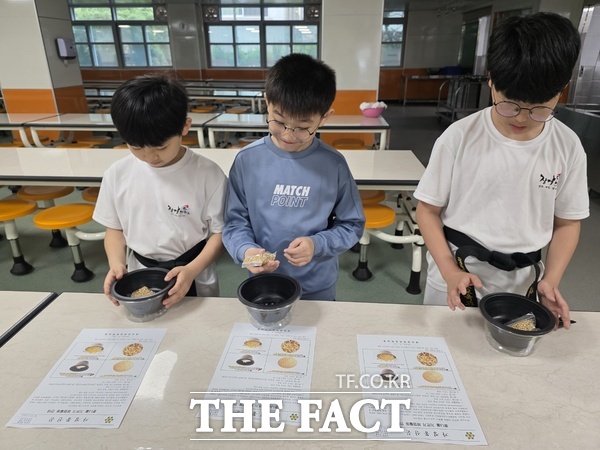 대전장대초등학교 학생들이 NON-GMO 콩나물 만들기 체험을 진행하고 있는 모습. /정예준 기자