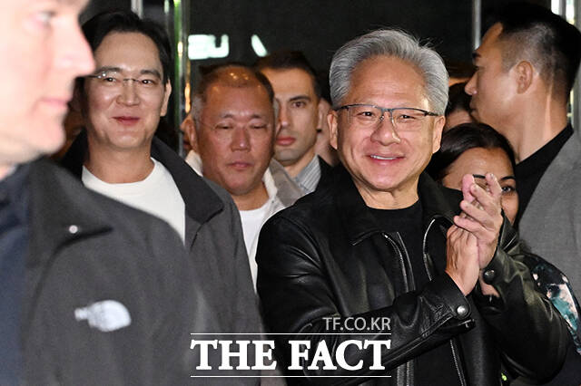 이재용 삼성전자 회장과 정의선 현대차그룹 회장, 젠슨 황 엔비디아 최고경영자(왼쪽부터)가 엔비디아 그래픽카드(GPU) '지포스'의 한국 출시 25주년 행사에 참석하고 있다.