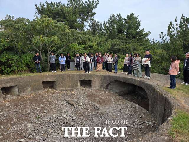 30일 충남의 초중등 교사 35명이 제주 송악산 일원에서 평화·역사이음 역량강화 배움자리를 운영하고 있다. /충남교육청