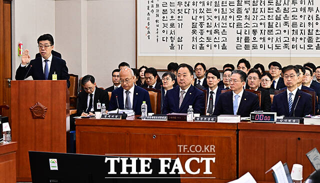 증인선서하는 신용해 전 교정본부장(왼쪽).